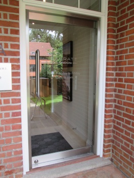 Single GL15 in stainless steel frame with lockable bottom rail