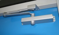 Closer with parallel arm Closer with parallel arm